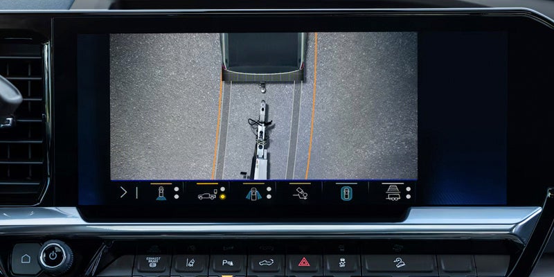 Displays guidance to assist with reversing safely by camera and screen in Silverado